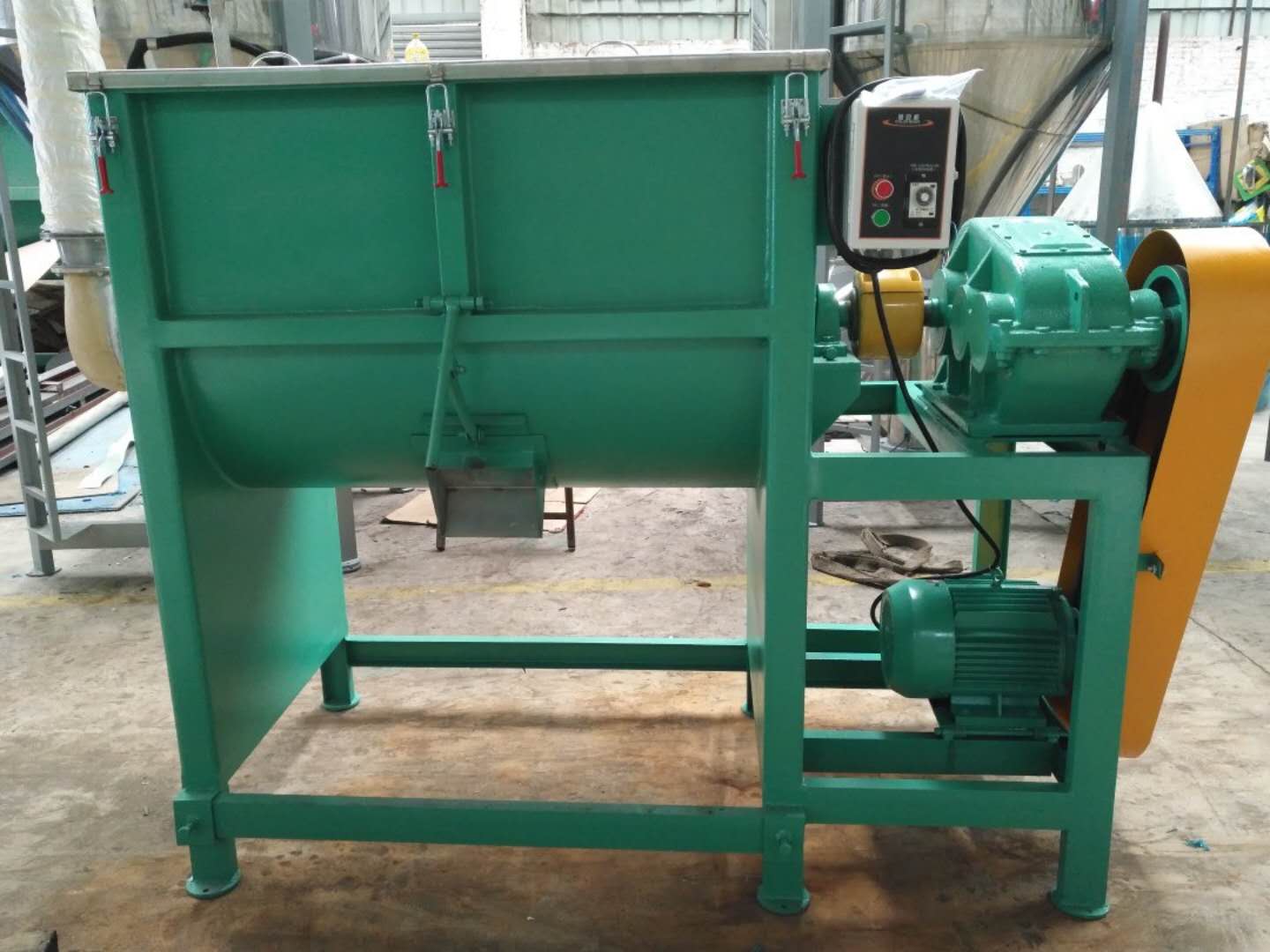 1噸飼料臥式攪拌機(jī)價(jià)格 飼料臥式攪拌機(jī)廠家